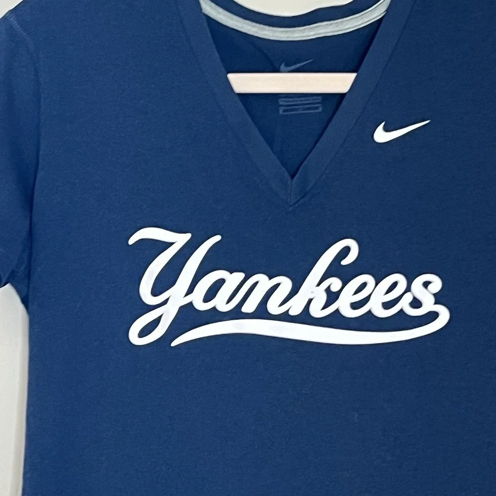 Nike Dri-FIT NY Yankees Women's V-Neck T-Shirt‎ Blue Size S/M MLB Baseball Tee